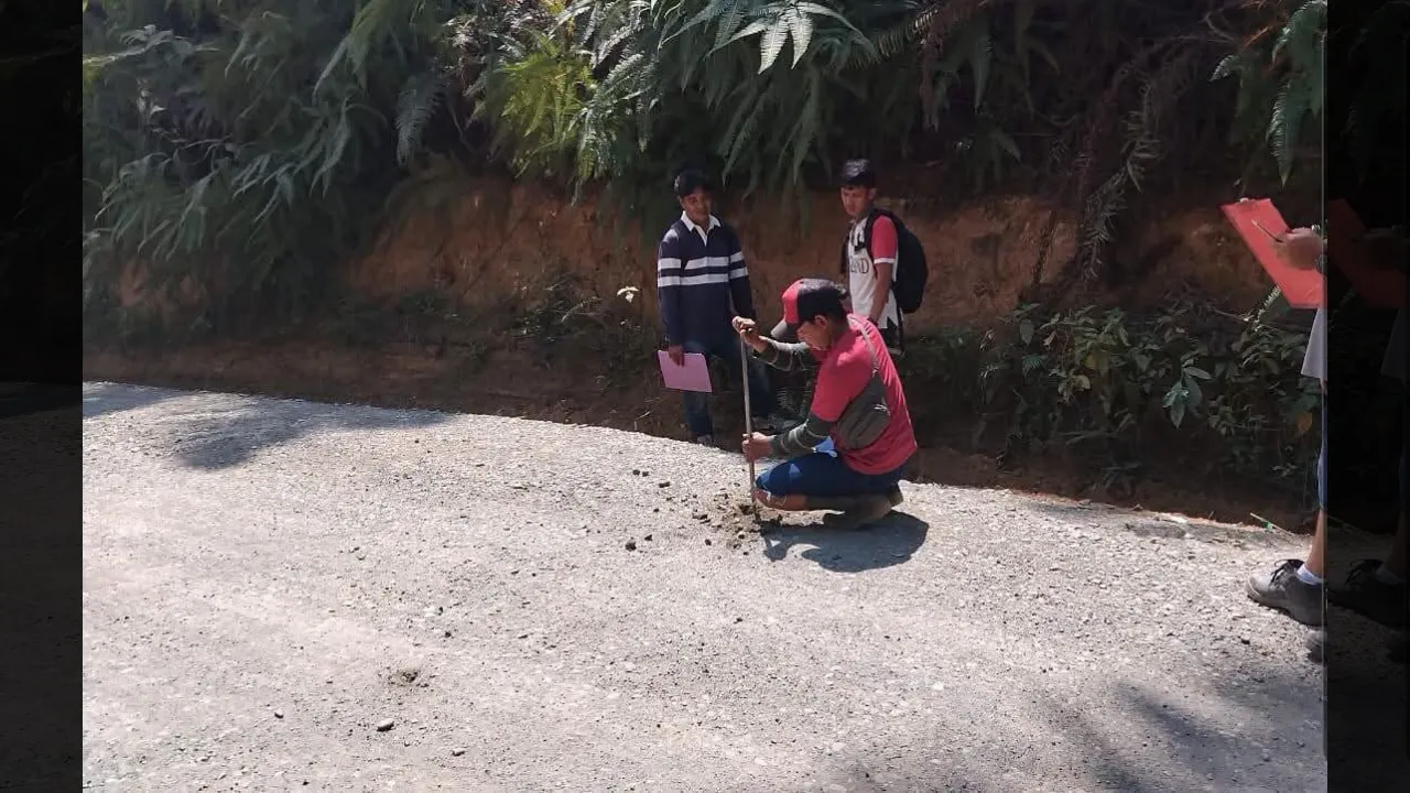 Pengerjaan ruas jalan di Dharmasraya